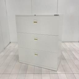 【在庫入替セール品！（本在庫限定価格）】【大きく開いて収納物が見やすく、収納力も抜群！どの空間でも使いやすいホワイトカラー！】■オカムラ（okamura）製　SAデュオラインシリーズ 　3段ラテラル　ローキャビネット　W900×D450㎜　■天板有り　■シリンダー錠　■ホワイト　【弊社使用欄：A01051751】【HU】