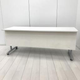 【在庫入替セール品！（本在庫限定価格）】【折りたたみ収納が秀逸！スタイリッシュなデザインで高品質！２～３人使用に最適！】■イトーキ(ITOKI)製　サイドスタックテーブル　フラップタイプ　W1800×D600㎜　■幕板付　■ホワイト　【弊社使用欄：A01047948】【HU】