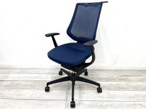 【定価12万円】【体の動きに合わせて座面が動く！座り心地抜群なイングチェア！】■コクヨ/イングチェア（ing chair）/ネイビー　■固定肘付　■コートハンガー付き