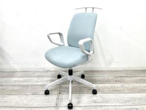 【定価約6万円】【明るく清潔感のあるライトブルーの背座とホワイトのフレームのチェア！】■コクヨ/エルア　■ライトブルー　■固定肘付