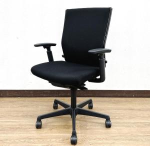 【長時間のデスクワークもランバーが快適にサポート！　オカムラ製の人気チェアが入荷！】■okamura（オカムラ）製　エスクードチェア　■ハイバック　■可動肘　■色：ブラック　【背中全体をサポートするハイバックタイプ】【入替セールにつき20%OFF！】