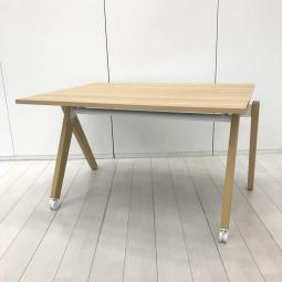 【日本製の安心感！おりたたみ式で省スペース収納！】■コクヨ（KOKUYO）製　デイズオフィス　 ウッドチルトシリーズ　フラップタイプテーブル　ミーティングテーブル　W1200×D900×H720mm　キャスター付き　■ 木目調ナチュラル　【関東倉庫在庫品】【弊社使用欄：A01067101】【HU】