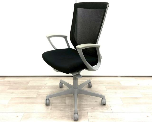 【ワンランク上スタンダードモデル！】長時間のデスクワークを快適にサポート！/オススメ(おすすめ) /人気商品【弊社使用欄：A01054876】■Okamura/オカムラ　■エスクード　■ブラックグレーシェル　■肘付き/サークル肘　■背面/メッシュ　■樹脂脚　■ハイバック