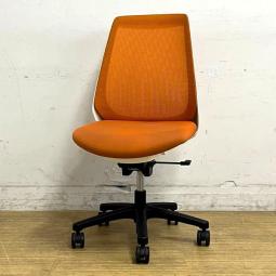 イトーキ　ノナ　プレーンメッシュ　肘無しチェア　オレンジ×ホワイトフレーム　コンパクトなサイズ感で女性におすすめ