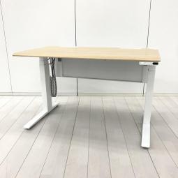 【電動で高さ調整可能・立ち姿勢を取り入れた新しいワークスタイルへ！】■オカムラ(okamura)製　スイフト(Swift)シリーズ　電動昇降デスク　昇降テーブル　平机　W1150×D680×H650～1250㎜　■配線口・幕板付　■天板:木目ナチュラル / 脚:ホワイト　【関東倉庫在庫品】【弊社使用欄：A01040378】【HU】