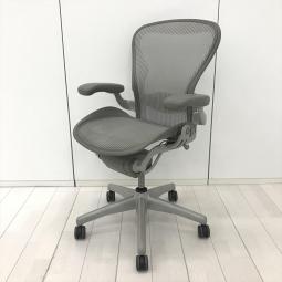 【世界基準の座り心地を、シンプルに！無駄を削ぎ落としたライト仕様！】■ハーマンミラー(HermanMiller)製　アーロンチェア　リマスタード ライト　Bサイズ　■固定肘　■メッシュ　■グレー