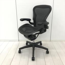 【オフィスチェアの最高峰！世界的にも有名なワーキングチェアが登場！在宅ワークにもおすすめ！】■ハーマンミラー（HermanMiller）製　アーロンチェア（AeronChair）　Bサイズ　■可動肘　■メッシュ　■ブラック　※昇降弱い