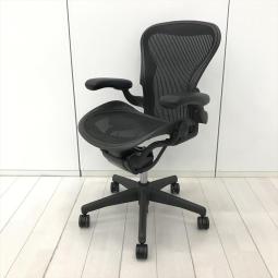 【オフィスチェアの最高峰！世界的にも有名なワーキングチェアが登場！在宅ワークにもおすすめ！】■ハーマンミラー（HermanMiller）製　アーロンチェア（AeronChair）　Bサイズ　■可動肘　■メッシュ　■ブラック　※昇降弱い