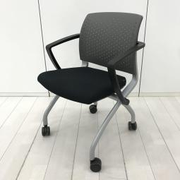 【スマート収納と快適性を両立した、FURSYSの高品質ネスティングチェア！】■ファシス(FURSYS)製　VIM Chair CH0015シリーズ（ヴィアイエム）　肘付ミーティングチェア　■キャスター付き　■グレー