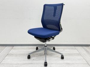 【在庫入替セール品！】※ランバーサポート部材部分にヒビあり/満足度の高い座り心地！上質なクッション！機能性も充実！/オススメ(おすすめ) /人気商品【弊社使用欄：A91400204】上質で快適な座り心地のハイスペックチェア！■オカムラ　コーラルチェア　ブルー　ハンガー付