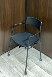 【在庫セール品：8脚限定】【T5】■コクヨ（KOKUYO）　エニーチェア（Any）　ネスティングチェア　ミーティングチェア　■ブラック　■肘付　■キャスター付【座面を跳ね上げて省スペース収納！　シンプルでスタイリッシュなデザイン！】