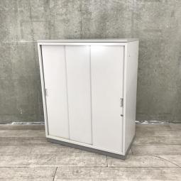 【在庫入替セール品！】【書類の収納スペースを増やしたい方に！収納力抜群な観音開きタイプのキャビネット】/オススメ(おすすめ) /人気商品【弊社使用欄：A01036576】■引き違い書庫　3枚引き戸タイプ　ローキャビネット　■グレー　■シリンダー錠　■天板/ベース付き/イトーキ（ITOKI）　シンライン（THIN LINE）
