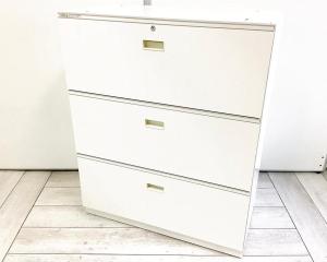 【5月7日入荷】【A4ファイルがたっぷり収納できます！】■イトーキ　シンラインシリーズ　３段ラテラル書庫　ホワイト　シリンダー錠　ローキャビネット　引出し型　ベース付【カギ作成可能！】【ITOKI　THIN LINE CABINET】