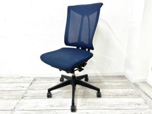 【定価約12万円】【座るとわかる快適さ・骨盤にしっかりフィットする！チェア自らが動き座る人の体を支える「おもてなし」の心を体現した高級チェア！ 】■イトーキ製（ITOKI）　セレーオチェア (celeeo)　肘無ハイバック　■メッシュ背面　■ハンガー付　■ストロングブルー×ブラックシェル【S】