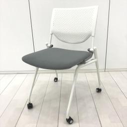 【連ねて収納可能！】【ミーティングルームやリフレッシュルーム用としてオススメ！】■オカムラ（okamura）製　プロスタック　スタッキングチェア　プレーンタイプ　■座面:グレー/背面樹脂メッシュ：ホワイト　■キャスター付