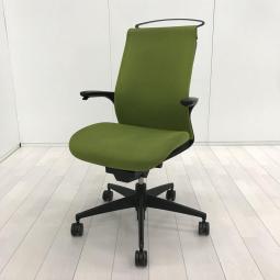 【手元のレバーで上下昇降が可能!スタイリッシュなコクヨ製の定番シリーズ!】■コクヨ(KOKUYO)製 エムフォー(M4)チェア 肘付 ハイバック 背面メッシュ ■固定肘・ハンガー付き ■リーフグリーン×ブラックシェル