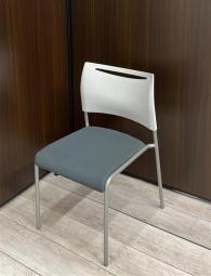 【在庫セール品：6脚限定】【T5】■アイリスチトセ製　ライタス4チェア　スタッキングチェア　キャスター無し　座面クロスタイプ　■グレー×ホワイトシェル【重ねて省スペース収納！】