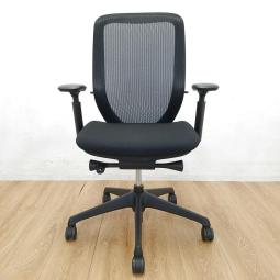 【5月11日入荷】【まるで手を添えて包み込まれるような優しい座り心地！】■オカムラ　シルフィーチェア　可動肘付　ブラック　■いま人気のワーキングチェア！新感覚のオフィスシーティング！【Okamrua　Sylphy】