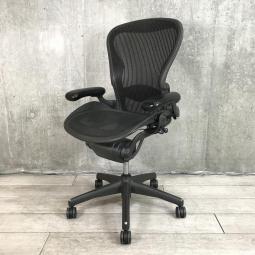 【一度座ったら、もう戻れない名作チェア！】■ハーマンミラー(HermanMiller)製　アーロンチェア　Bサイズ　肘付ハイバックチェア　■メッシュ　■可動肘・ダイヤル式・ランバーサポート付き　■ブラック　【弊社使用欄：A01071198】