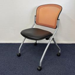 【在庫セール品・6脚限定】【T5】■関家具（SEKI FURNITURE）　ベン3シリーズ　ネスティングチェア　ミーティングチェア　■色：背/オレンジ　座/ブラック　■背面メッシュ　座面合皮【背面メッシュタイプのネスティングチェア！】