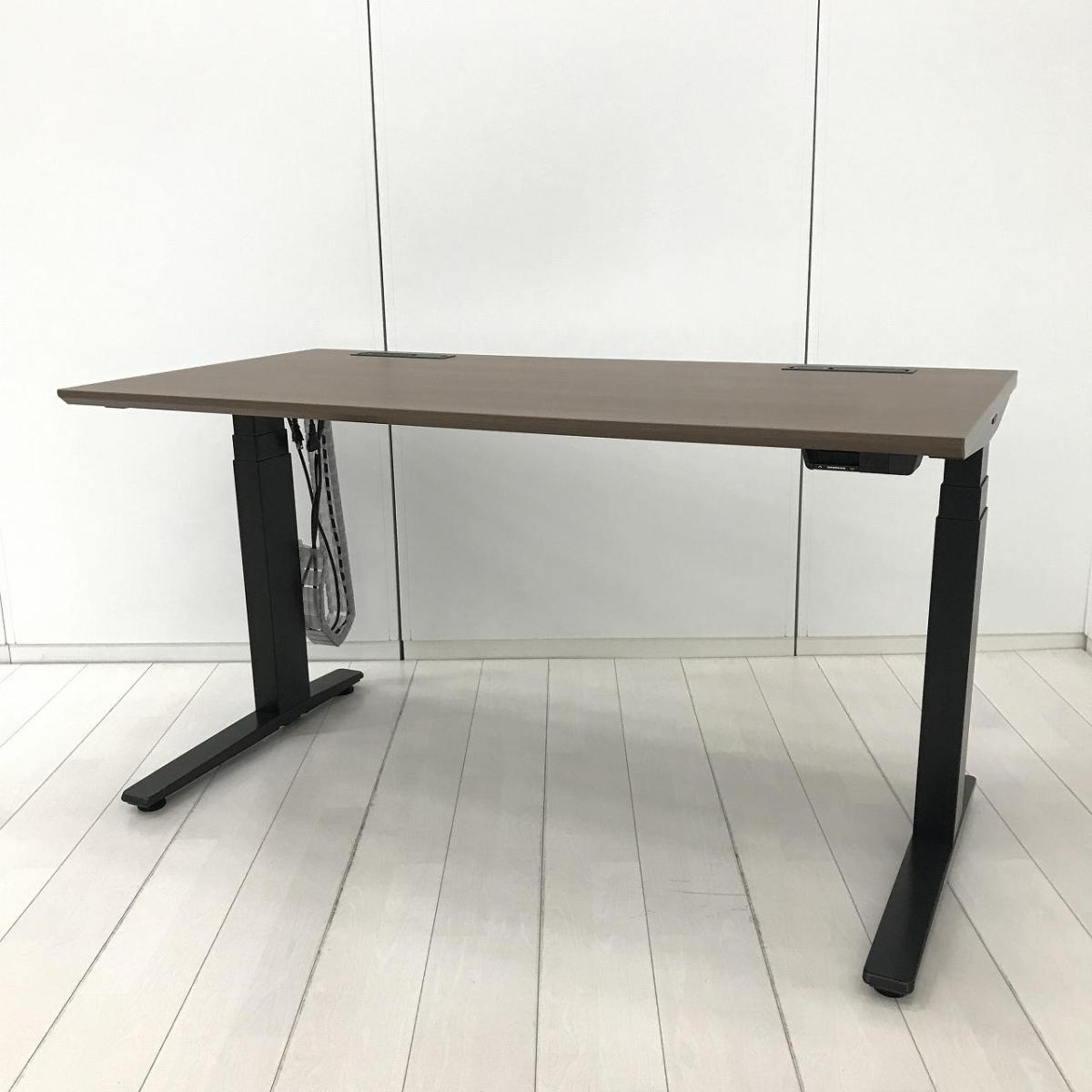 【電動で高さ調整可能・立ち姿勢を取り入れた新しいワークスタイルへ！】■オカムラ(okamura)製　スイフト(Swift)シリーズ　電動昇降デスク　昇降テーブル　平机　W1350×D675×H650～1250㎜　■配線口・コンセント付　■天板：木目ブラウン・脚：ブラック
                        スイフトテーブル
                                    中古
            