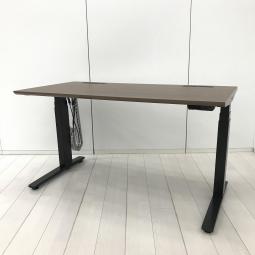 【電動で高さ調整可能・立ち姿勢を取り入れた新しいワークスタイルへ！】■オカムラ(okamura)製　スイフト(Swift)シリーズ　電動昇降デスク　昇降テーブル　平机　W1350×D675×H650～1250㎜　■配線口・コンセント付　■天板：木目ブラウン・脚：ブラック