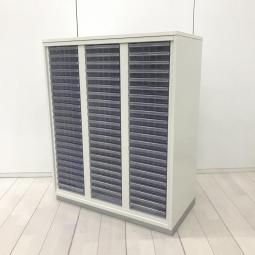【書類・備品整理の必需品！】【珍しいクリトレが入荷！収納力抜群！】■プラス(PLUS)製　L6シリーズ　クリスタルトレイ　クリアケースキャビネット　ローキャビネット　W900×H1120㎜　■3列×浅型22段　■天板・ベース付き　■ホワイト