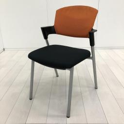 【シンプルスマートなスタッキングチェア！分厚いクッションで長時間でも快適な座り心地！】■コクヨ(KOKUYO)製　プロッティ(Protty)シリーズ　肘付スタッキングチェア　■固定肘　■背面：タンジェリン×座面：ブラック　【弊社使用欄：A01069770】