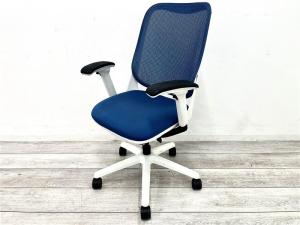 【定価約9万円】【身体の重心位置に合わせて座面が前後5°ずつ揺れる、スイングスライド機能搭載！】■ライオン製ライドシリーズ　■肘付ハイバックチェア　■ブルー　■背面メッシュ