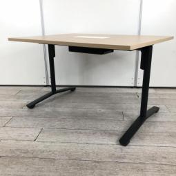 【配線も美しく、オフィスを格上げするスタンダードデスク!】■コクヨ(KOKUYO)製 ビエナ(VIENA)シリーズ 角テーブル W1200×D900×H720mm 配線口付き ■木目ナチュラル 【弊社使用欄:A01072400】