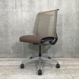 【あなたの座るを考える！ワイヤー構造が体を支える、有名海外メーカー製の定番チェア！】■スチールケース(Steelcase)製　シンク(think)チェア　肘無ハイバック　■背面メッシュ：ベージュ　■ブラウン×ブラックシェル　588985