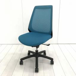 【在庫セール品：7脚限定】【T5】■イトーキ（ITOKI）製　ノナ（nona）チェア　肘無ハイバック　■ストロングブルー×ブラックシェル　■背面メッシュ【座りやすくてコンパクト！　肩回りが動かしやすい背面メッシュの人気チェア！】