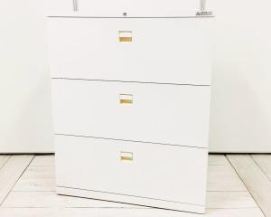 【在庫入替えセール！】【大きく開いて収納物が見やすく、収納力も抜群！どの空間でも使いやすいホワイトカラー！】■オカムラ（okamura）製　3Sシリーズ 　3段ラテラル　ローキャビネット　W900×D450㎜　■天板無し　■シリンダー錠　■ホワイト　取手日焼けあり【AD】