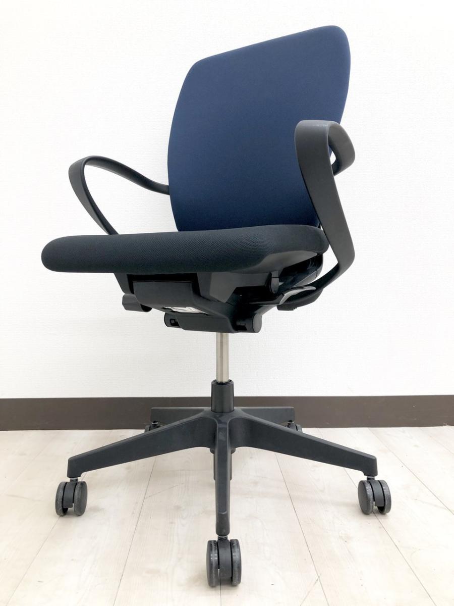 【汚れにくい！壊れにくい！OAチェア】■ITOKI（イトーキ）製　fulgo（フルゴ）チェア　■ローバック　■肘付チェア　■色：ネイビーブルー×ブラック【入替セールにつき３０%OFF！】
                        フルゴ
                                    中古
            