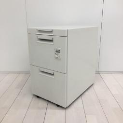 【収納力抜群の3段ワゴン！中段と下段にはＡ４サイズのファイル等が収納できるサイズ！】■プラス（PLUS）製　ステージオ（STAGEO）シリーズ　3段ワゴン　デスクインワゴン　H630㎜　■1段目浅型　■シリンダー錠　■ホワイト