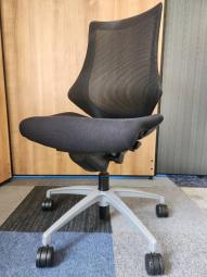 【姿勢の変化にフレキシブルに対応！スタイリッシュなデザインのメッシュチェア！】■イトーキ（ITOKI）　エフチェア　肘無しハイバック　メッシュバック　■ブラック※愛知※名古屋※豊田※三重