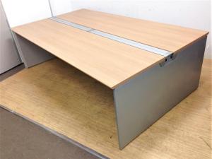 【関西倉庫入荷】■オカムラ　フリーウェイ　幅000mm×奥行1400mm　■天板ネオウッドミディアム×脚シルバー【12～14名様推奨サイズ！　シックでお洒落なブラウン天板のフリーアドレスデスク！】※お写真W2000の商品となります。