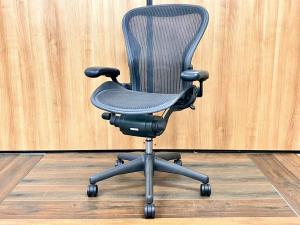 【オフィスチェアの最高峰！世界的にも有名なワーキングチェアが登場！在宅ワークにもおすすめ！】■ハーマンミラー（HermanMiller）製　アーロンチェア（AeronChair）　Bサイズ　■ブラック　■メッシュ　■可動肘　肘フレーム傷あり、肘ゆるみあり、昇降不良(ガス圧弱め)【AD】
