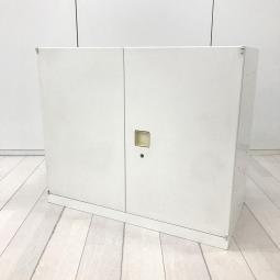 【高さ710mm】【視認性に優れた両開き書庫!】■オカムラ(okamura) 製 レクトラインシリーズ 両開き書庫 ローキャビネット H710mm ベース・天板無し ■シリンダー錠 ■ホワイト 【弊社使用欄:A01062450】 ※日焼け有り