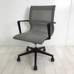【開放的な空間を演出するスタイリッシュなデザイン！】■アイコ（AICO）製　M-1055シリーズ　肘付ローバック　ミーティングチェア　多目的チェア　■固定肘　■背・座面メッシュ　■グレー【T5】