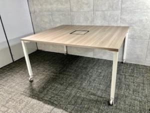 【1台はもちろん、並べても◎】◆オカムラ/アプションフリー　ナチュラル　ワークテーブル　《オフィスバスターズ福岡博多店は、福岡を拠点として、日本全国へ中古オフィス用品・オフィス家具を提供しております》