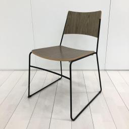【木製のおしゃれなスタッキングチェア！待合室やリフレッシュスペースにおすすめ！】■オリバー(Oliver)製　スタッキングチェア　多目的チェア　木製　キャスターなし　■木目ナチュラル×ブラック脚　※キズ有【T5】