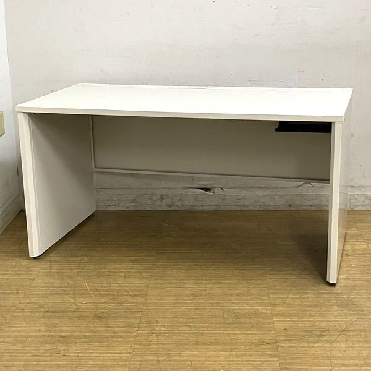 【在庫入替セール】イトーキ　CZR　平机　パネル脚タイプ　W1400のゆったり使用できるサイズ　センター引き出し無し　人気のホワイトカラー
                        CZRデスク
                                    中古
            
