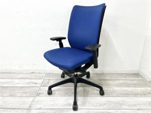 【定価約9万円】【可動肘付きブラックカラー人気商品OAチェア】■オカムラ製　ヴィスコンテ　肘付きOAチェア