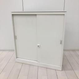 【在庫入替品】【書類の収納スペースを増やしたい方に！通路脇にも設置可能な引き戸扉の書庫！】■オカムラ（okamura）製　レクトラインシリーズ　引き違い書庫　2枚引き戸タイプ　ローキャビネット　W900×D450×H970mm　■シリンダー錠　■ホワイト※愛知※名古屋※豊田※三重