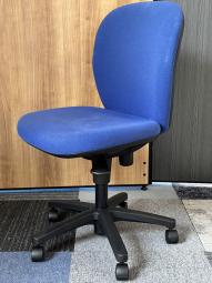 【訳アリ品】座面裏が剥がれております【スタンダードなデザインで座り心地抜群!】■イトーキ(ITOKI)製 リエット(Lietto)チェア 肘無しローバック ■ブルー×ブラックシェル