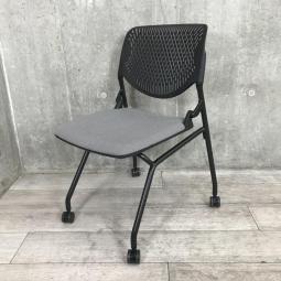 グッドデザイン賞受賞！
シンプルなデザインで使いやすい！重ねて収納可能なネスティングチェア！会議室、ミーティングスペースなどに！