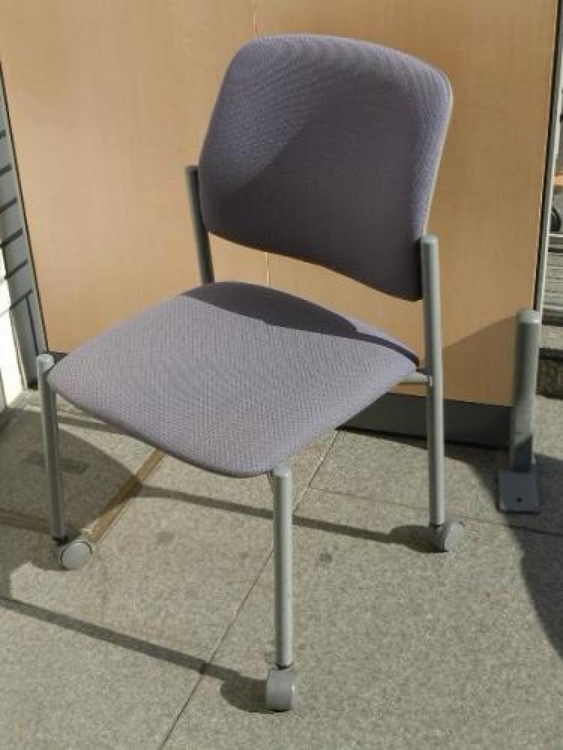 スタッキング（重ねる）ができるキャスター付のチェア　いい仕事してますね〜【会議チェア】
                                    中古
            