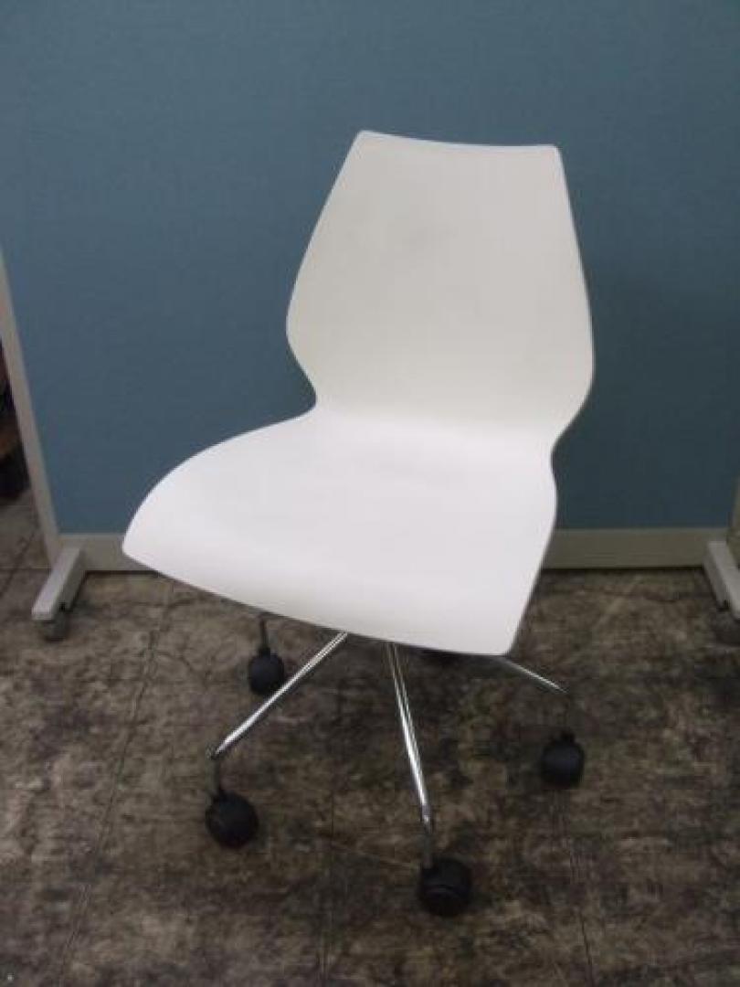 Kartell製■MAUIチェア■メイドイン：イタリア■ヴィコ・マジストレッティデザインの名作椅子■　【会議チェア】
                                    中古
            