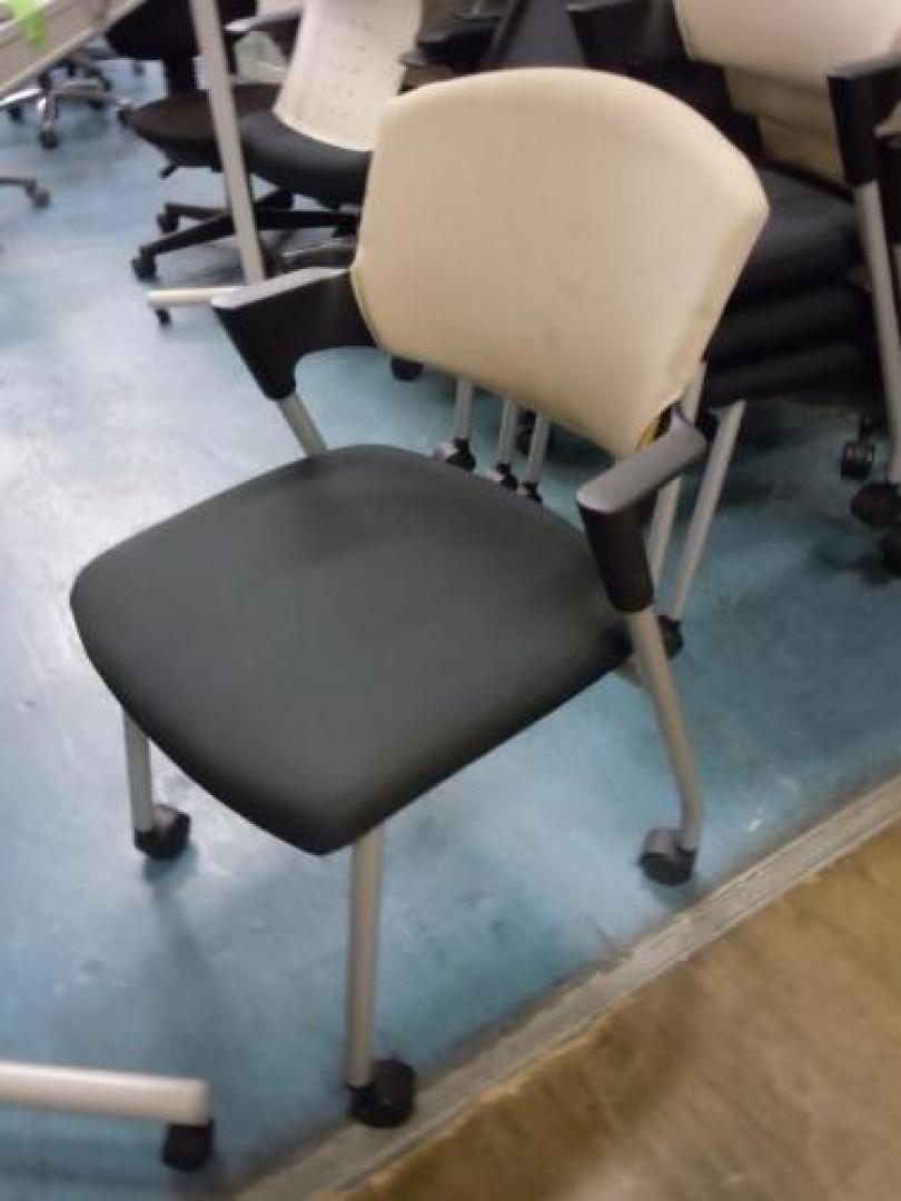 【人気商品！】　KOKUYO　■　スタッキングチェア　■　プロッティシリーズ　■　キャスター付　■　グッドデザイン賞受賞商品！【会議チェア】
                                    中古
            